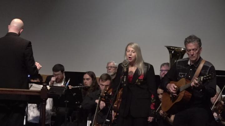Orchestra and singers 